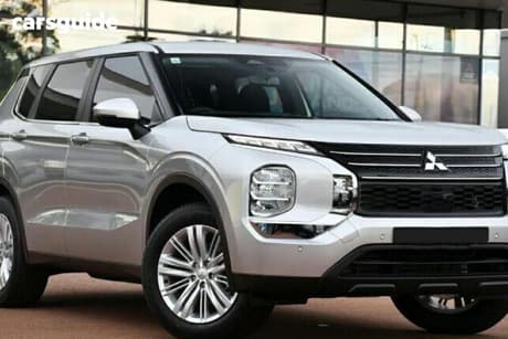 Silver 2024 Mitsubishi Outlander SUV ES