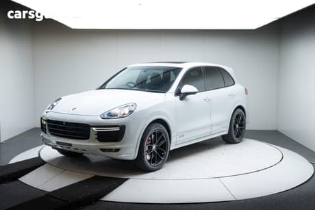 White 2015 Porsche Cayenne Wagon Gts