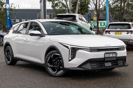 White 2025 Kia K4 Hatchback Sport+
