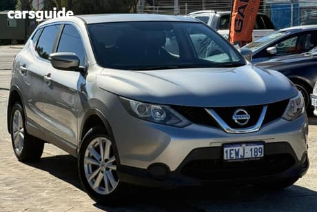 Silver 2015 Nissan Qashqai Wagon St (4X2)