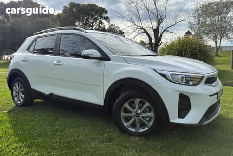 White 2024 Kia Stonic Wagon S