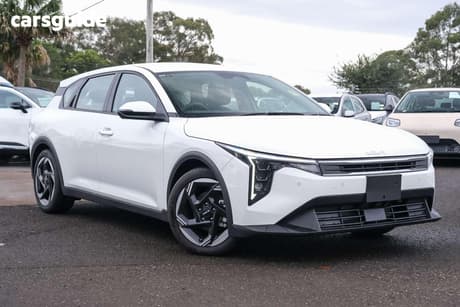 White 2025 Kia K4 Hatchback Sport+