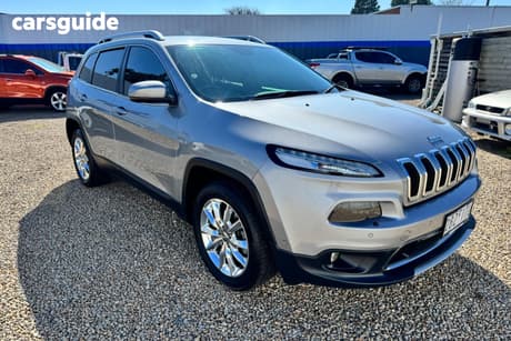 Silver 2016 Jeep Cherokee Wagon Limited (4X4)