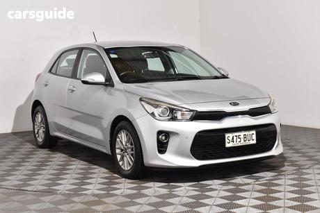 Silver 2017 Kia RIO Hatchback Si
