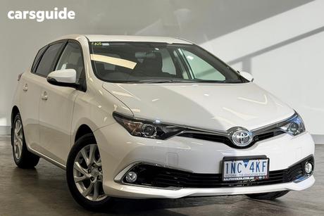 White 2018 Toyota Corolla Hatchback Ascent Sport
