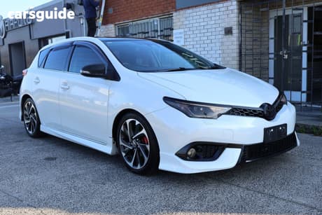 White 2017 Toyota Corolla Hatchback Zr