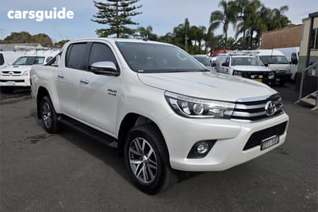White 2018 Toyota Hilux Double Cab Pick Up Sr5 (4X4)