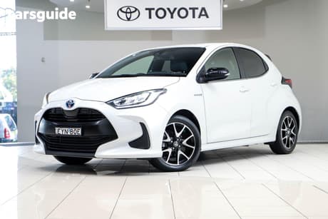 White 2023 Toyota Yaris Hatchback Zr Hybrid