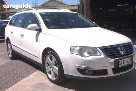 White 2010 Volkswagen Passat Wagon 147 Tsi