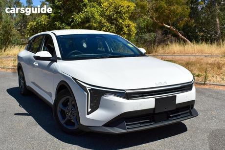 White 2025 Kia K4 Hatchback S