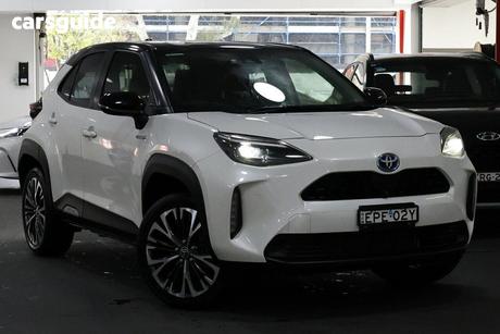 White 2021 Toyota Yaris Cross Wagon Urban Hybrid (Two-Tone)