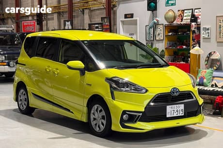 Green 2015 Toyota Sienta Wagon (Hybrid) G