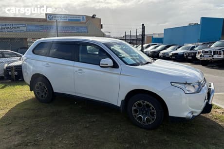 White 2013 Mitsubishi Outlander Wagon Ls (4X2)