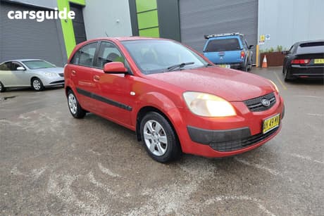 Red 2005 Kia RIO Hatchback Ex