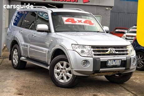 Silver 2010 Mitsubishi Pajero Wagon Platinum Edition