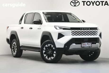 White 2025 Toyota Hilux Double Cab Pick Up Sr5 48V (4X4)
