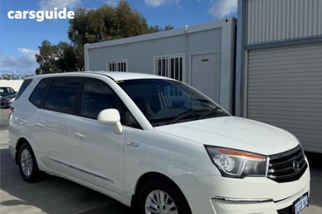 White 2013 Ssangyong Stavic Wagon
