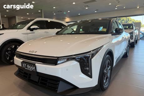 White 2025 Kia K4 Hatchback S