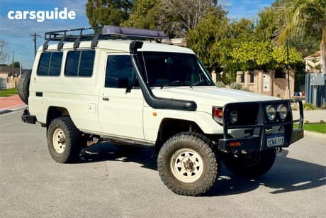 White 2000 Toyota Landcruiser (4X4) 11 Seat