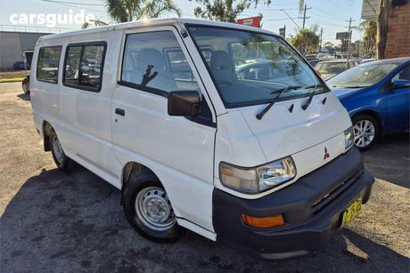 White 2005 Mitsubishi Express Van Swb