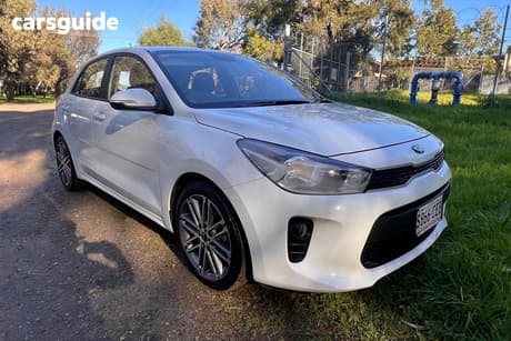 White 2020 Kia RIO Hatchback Sport