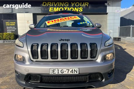 Silver 2015 Jeep Cherokee Wagon Blackhawk (4X4)
