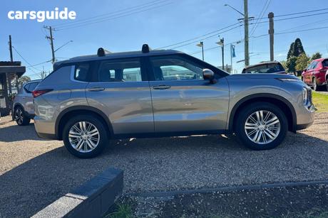 Grey 2023 Mitsubishi Outlander Wagon Es 7 Seat (2Wd)