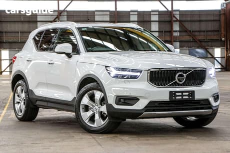 White 2018 Volvo XC40 Wagon T4 Momentum