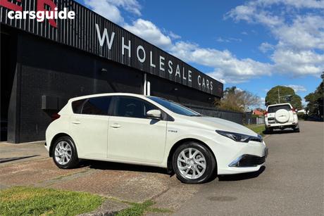White 2017 Toyota Corolla Hatchback Hybrid