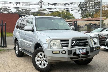 Silver 2010 Mitsubishi Pajero SUV GLX
