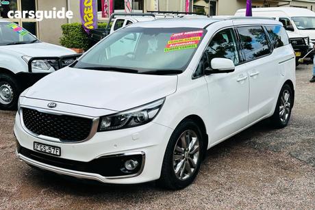 White 2017 Kia Carnival Wagon Platinum