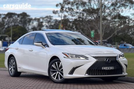 White 2020 Lexus ES300H Sedan Luxury (Hybrid)