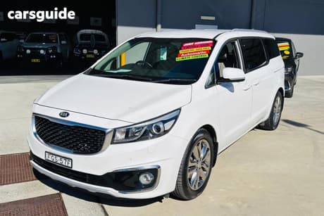 White 2017 Kia Carnival Wagon Platinum