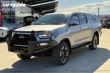 2023 Toyota Hilux Double Cab Chassis Sr5 + Premium Interior (4X4)