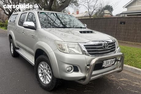 Beige 2013 Toyota Hilux Dual Cab Pick-up Sr5 (4X4)