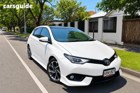 White 2015 Toyota Corolla Hatchback Zr