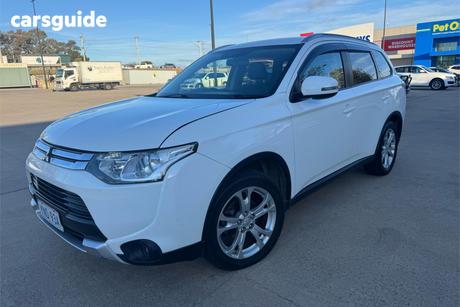White 2015 Mitsubishi Outlander Wagon Ls (4X4)
