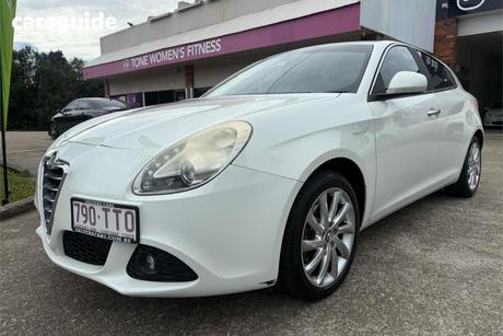 White 2014 Alfa Romeo Giulietta Hatchback Distinctive Jtd-M