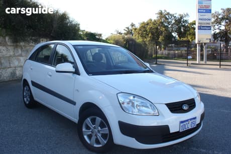 White 2009 Kia RIO Hatchback Lx