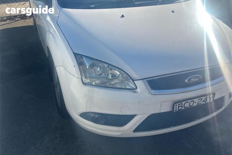 White 2007 Ford Focus Sedan Lx