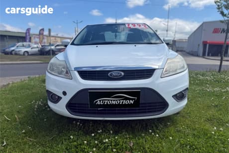 White 2010 Ford Focus Sedan Lx