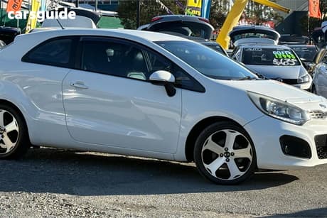 White 2012 Kia RIO Hatchback Sls