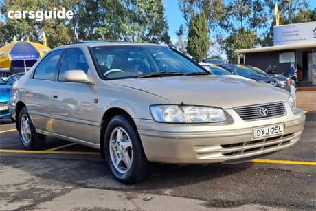 Silver 1998 Toyota Vienta Sedan Grande