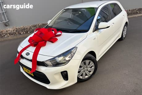 White 2019 Kia RIO Hatchback S