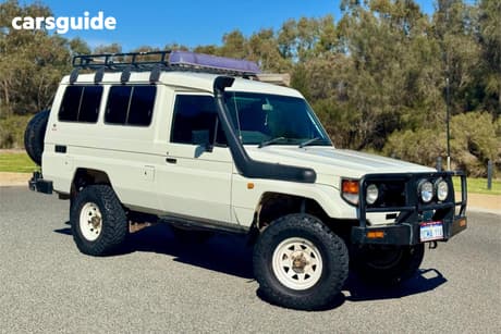 White 2000 Toyota Landcruiser (4X4) 11 Seat