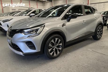 Silver 2023 Renault Captur Wagon Intens