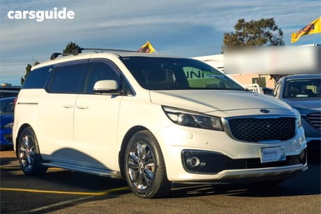 White 2017 Kia Carnival Wagon Platinum