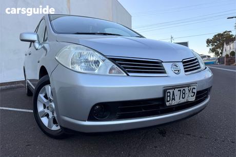 Silver 2009 Nissan Tiida Sedan St-L