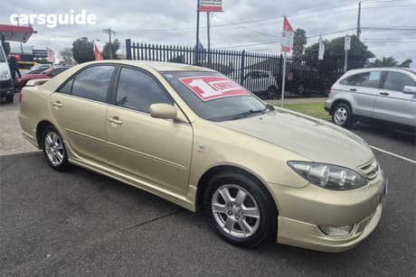 Gold 2004 Toyota Camry Sedan Sportivo