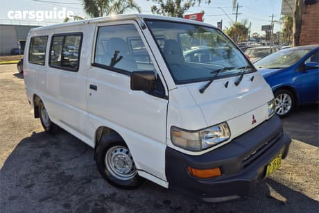 White 2005 Mitsubishi Express Van Swb
